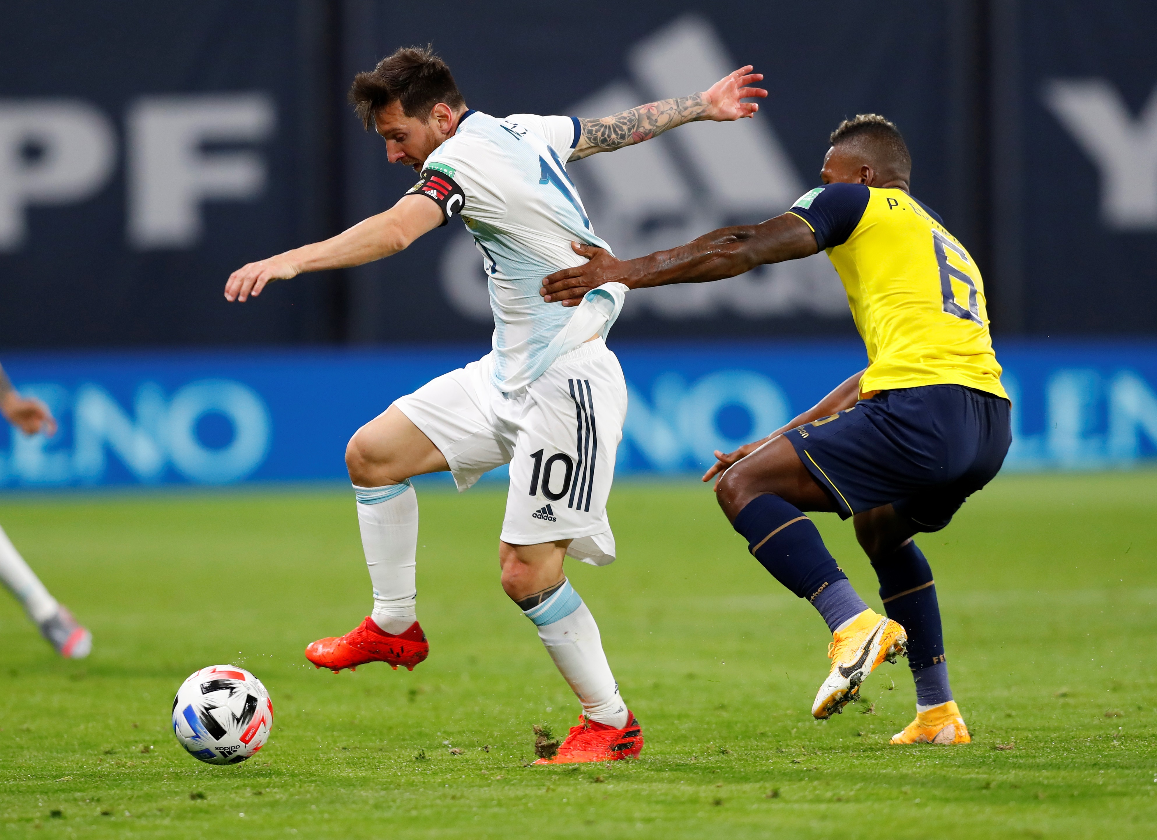 Messi amplió su leyenda en sufrido triunfo de Argentina sobre Ecuador