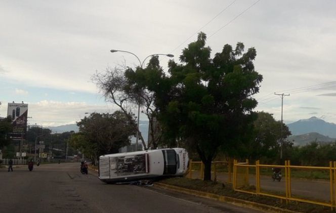 EN FOTO: Con los cauchos de lado, así quedó ambulancia que volcó en San Cristóbal