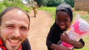 ¡Emotivo! La reacción de una niña huérfana que vive en Nigeria al recibir su primera muñeca (VIDEO)