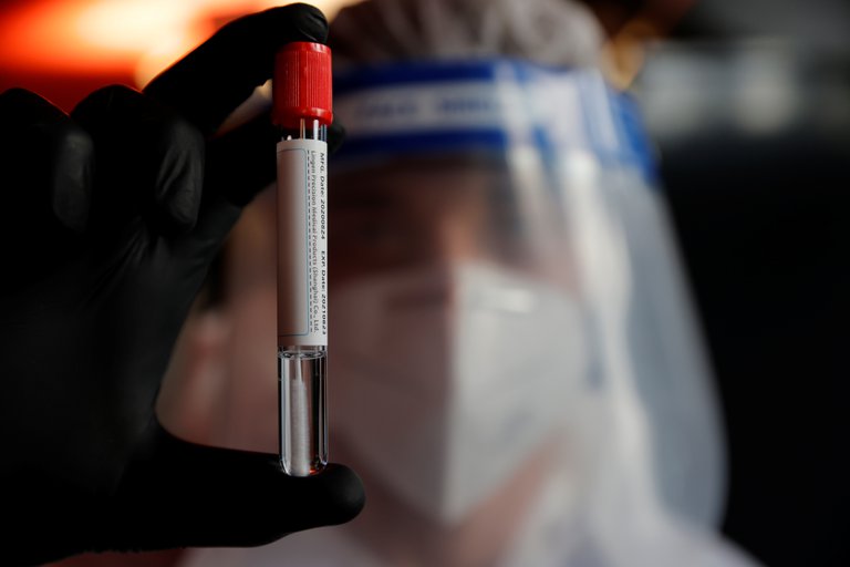 Mutación del coronavirus descubierta en Europa no afectará eficacia de vacuna, asegura especialista