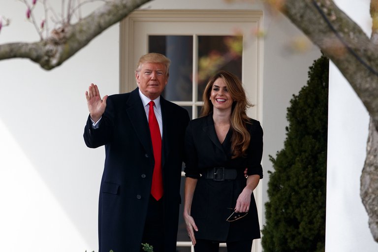 Quién es Hope Hicks, la mujer a la que señalan como posible fuente de contagio del coronavirus a Donald Trump