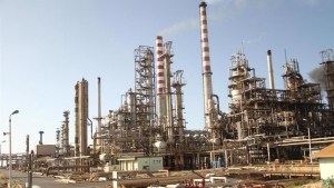 Pdvsa paraliza planta que produce gasolina en la refinería Cardón