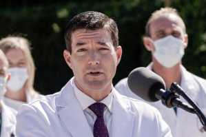 Quién es Sean Conley, el médico osteópata que supervisa el tratamiento de Trump