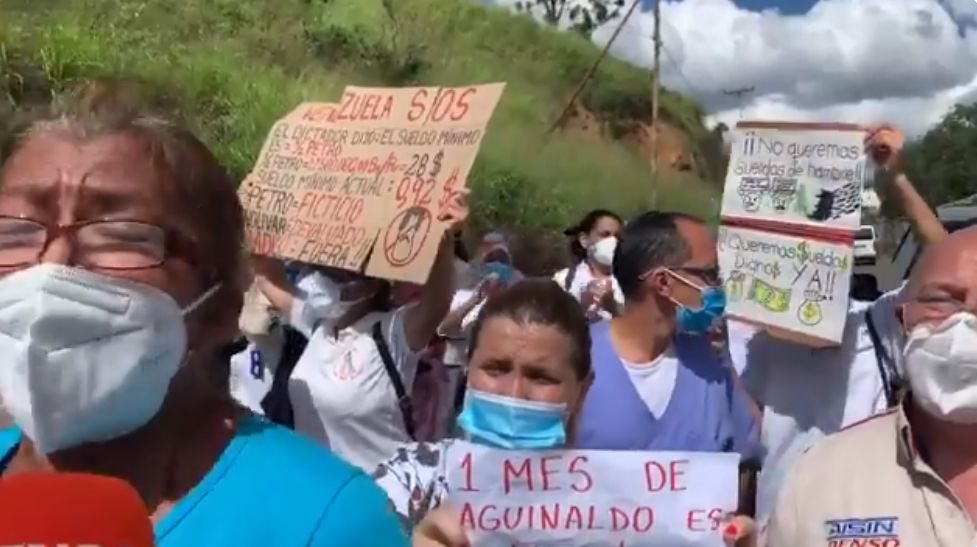 Sin miedo a nada, el gremio de enfermeros protestó frente al Pérez Carreño (Video)