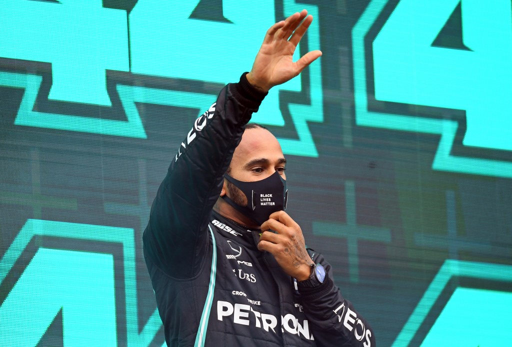 Lewis Hamilton dispuesto a renovar su contrato con Mercedes