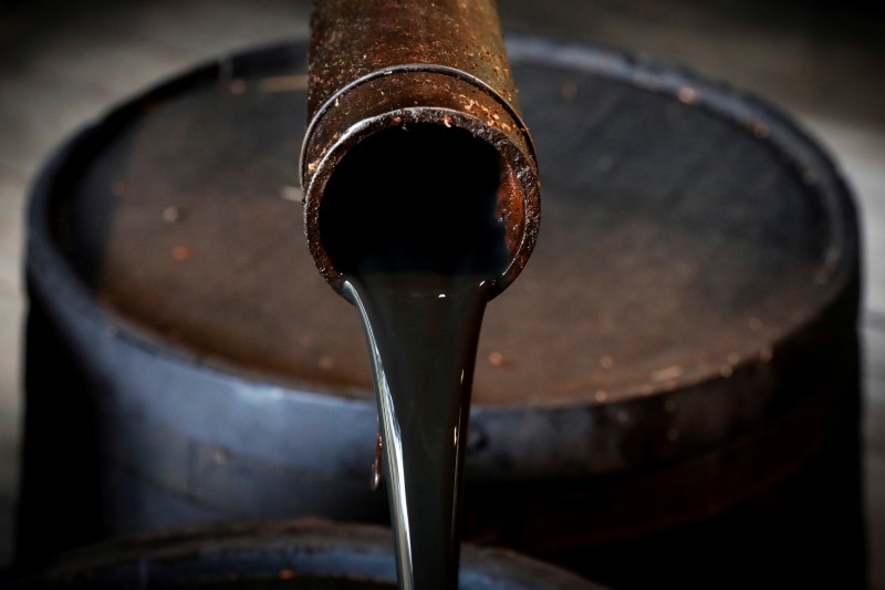 Petróleo sube ligeramente tras informe de reservas en EEUU