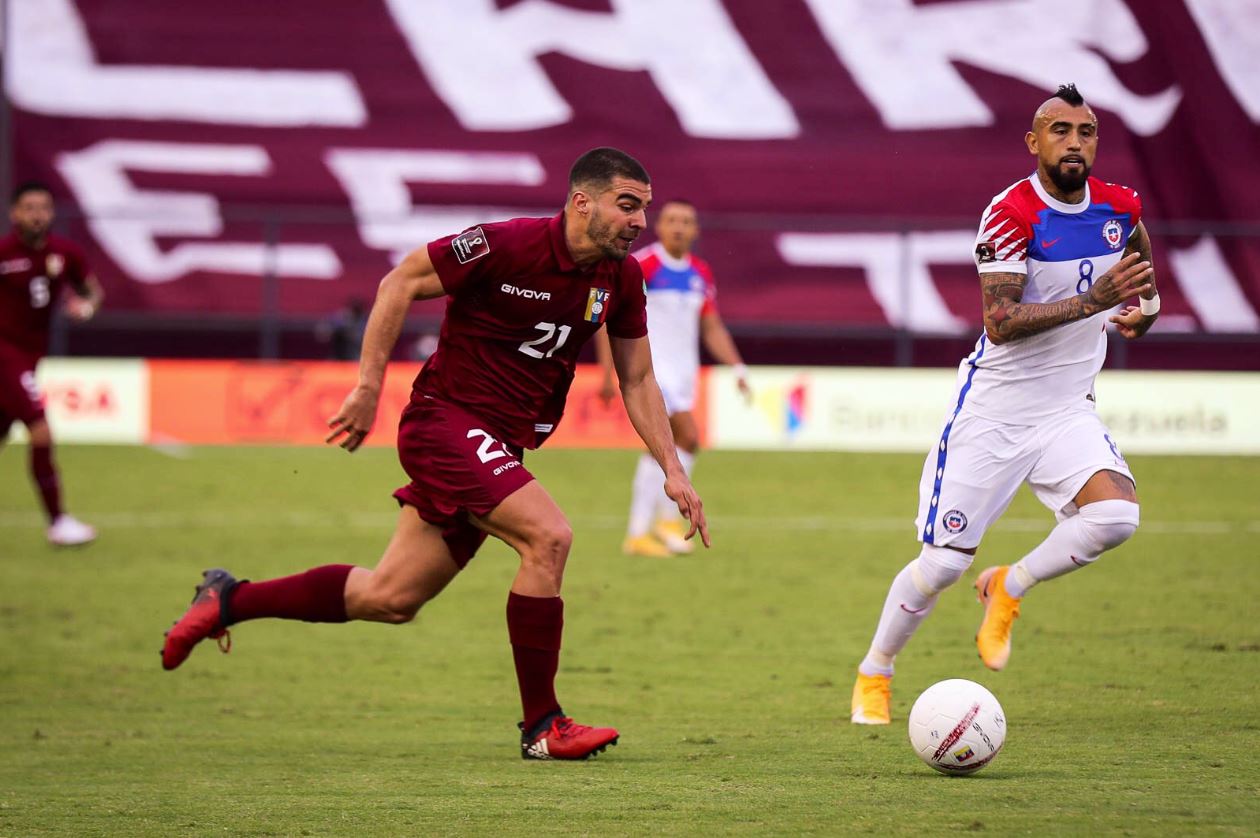 El defensor de la Vinotinto Alexander González visitó sector de Mecedores para apoyar al fútbol menor (Videos)