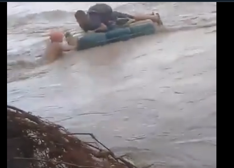 “Trocheros” cruzan en balsas improvisadas con pimpinas el fuerte caudal del río Táchira (VIDEO)