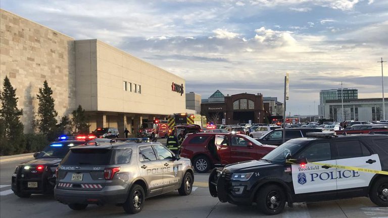 Disparos en un centro comercial de Wisconsin: Al menos ocho heridos y un sospechoso prófugo