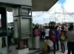Alcalde chavista en Anzoátegui “regaló gasolina” a mujeres pero todo terminó en trifulca (Video)
