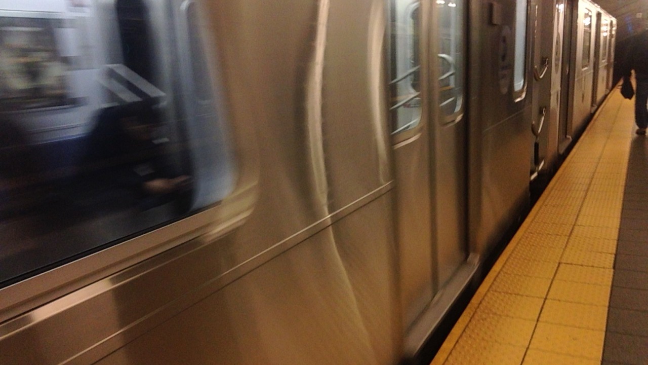 Acuchilló a un hombre en la cara en pleno Metro de Brooklyn y se dio a la fuga
