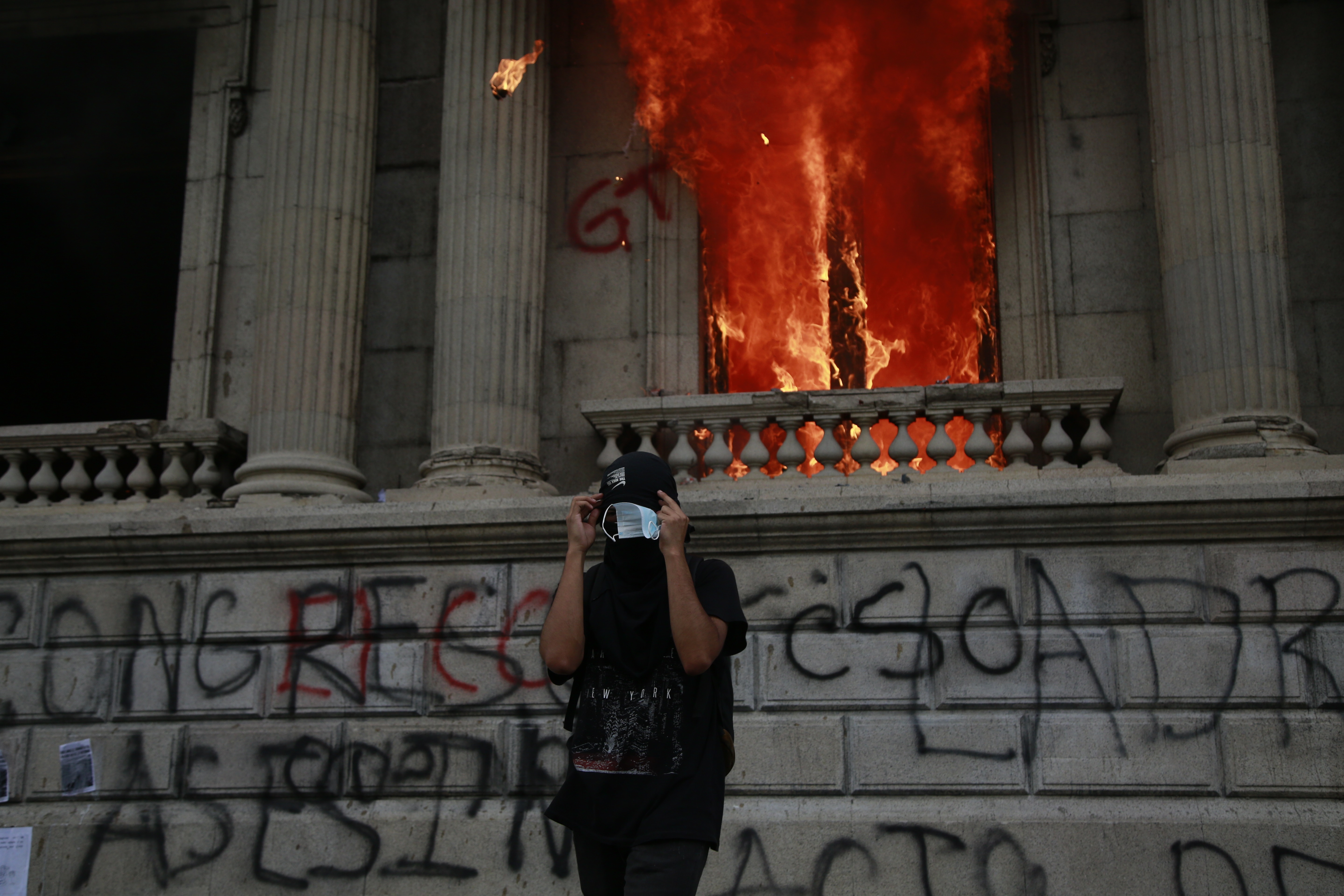 En imágenes: Manifestantes tomaron el Congreso de Guatemala e incendiaron varias oficinas