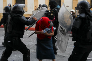 Protestas en Guatemala dejaron saldo de 37 detenidos y decenas de heridos