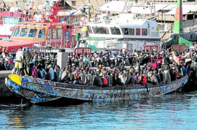 España despliega su diplomacia para frenar llegadas de migrantes a las islas Canarias
