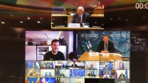 Periodista irrumpió en reunión secreta de ministros de Defensa de la Unión Europea (Video)