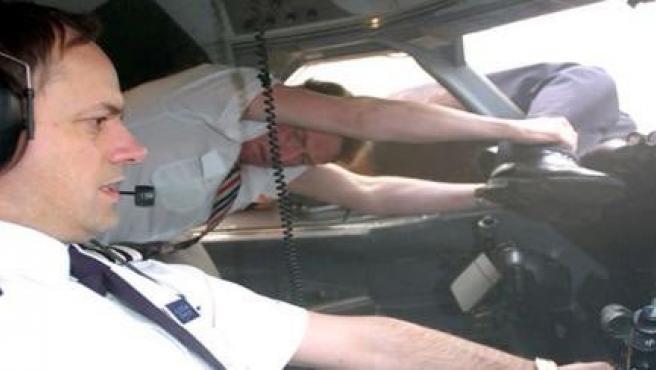 La historia de un piloto que sobrevivió tras ser succionado por la ventana de un avión se hizo viral 30 años después