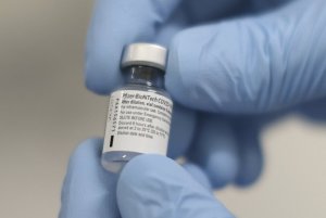 ¿Cuáles son las diferencias entre las vacunas contra el coronavirus de Pfizer y Moderna?