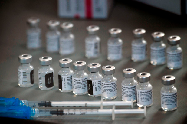 Pfizer adapta sus entregas de vacunas basándose en seis dosis por ampolla