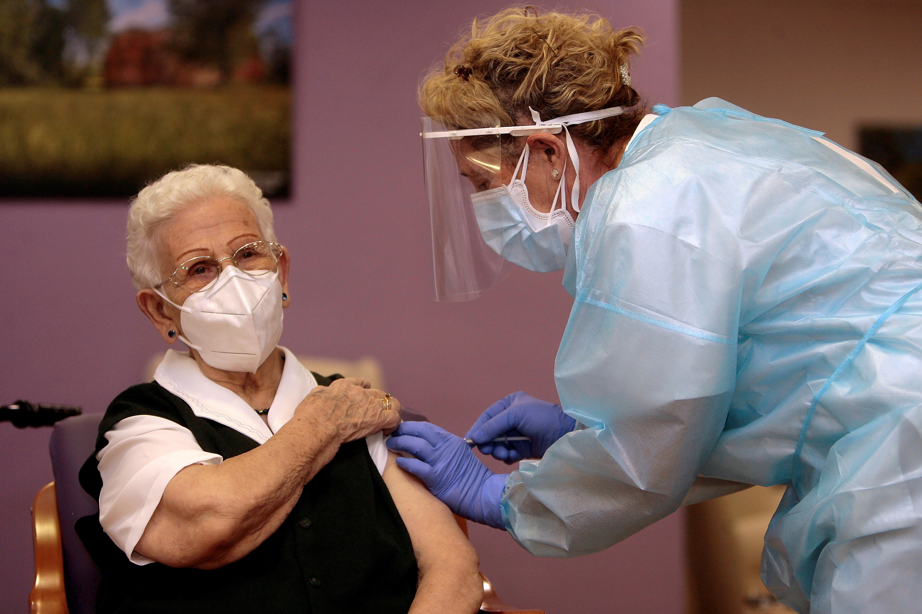 Araceli, una anciana de 96 años recibe la primera vacuna contra el Covid-19 en España
