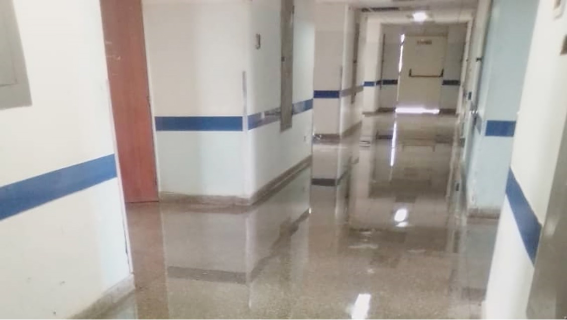 Fuga de agua en el Hospital Uyapar pone en riesgo la salud de 25 pacientes hospitalizados