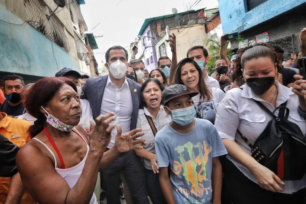 Juan Guaidó recorre el barrio La Lucha en Caracas para promover e invitar a participar en la Consulta Popular #10Dic (VIDEO)