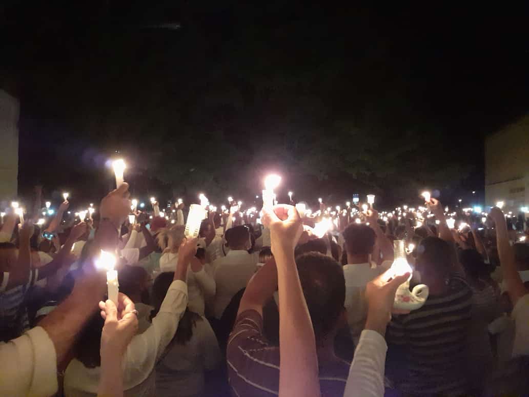 Con luces y oraciones, habitantes de Güiria lamentaron el trágico naufragio (Fotos)