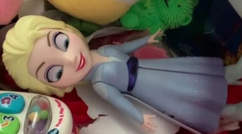 Descubrió que la muñeca de “Frozen” de sus hijas emite ruidos subidos de tono