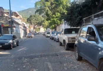 Así amanece la E/S Anauco en San Bernardino con colas para surtir gasolina #9Dic (FOTOS)