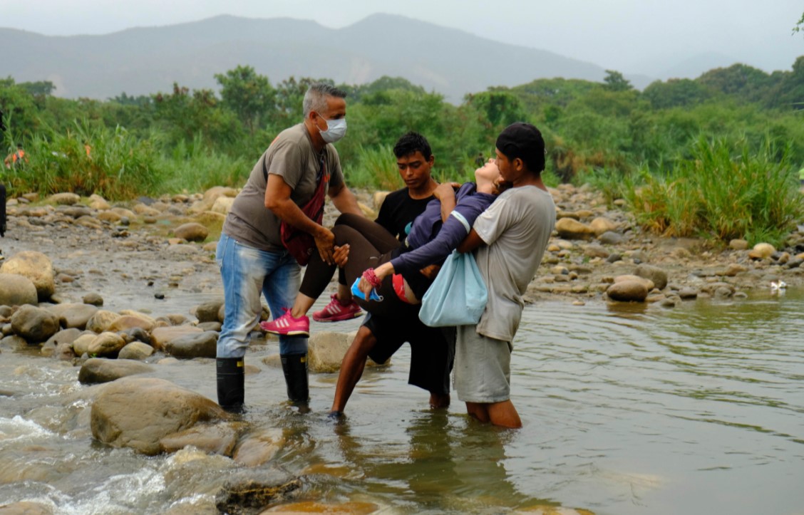 ¿Irse o regresar? El dilema de los venezolanos que buscan escapar de la crisis