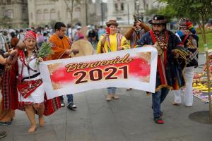 Chamanes en Perú “pisotearon y azotaron” a Maduro en ritual de fin de año (FOTOS)