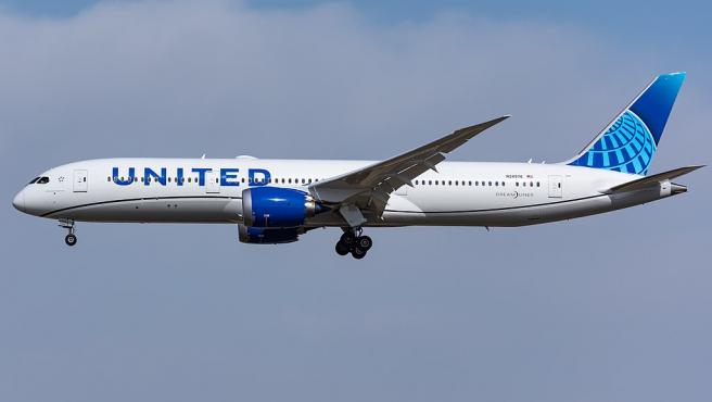 Un pasajero con síntomas de coronavirus murió en pleno vuelo y ahora buscan a otras 179 personas que iban en el avión