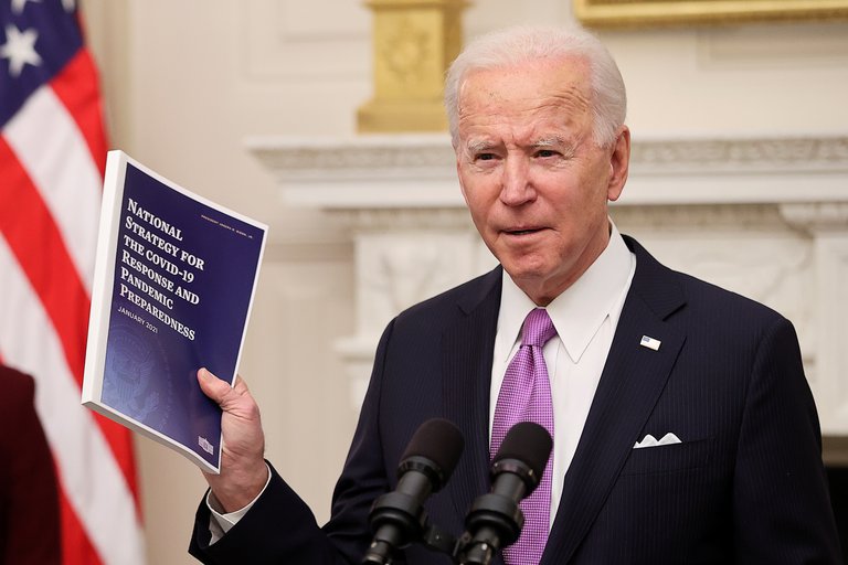Biden ordenó que pasajeros que viajen a EEUU deberán cumplir cuarentena a su llegada