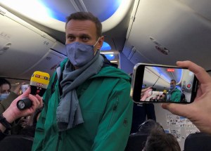 Policía rusa detiene a Alexéi Navalny en su llegada al aeropuerto de Moscú (VIDEO)