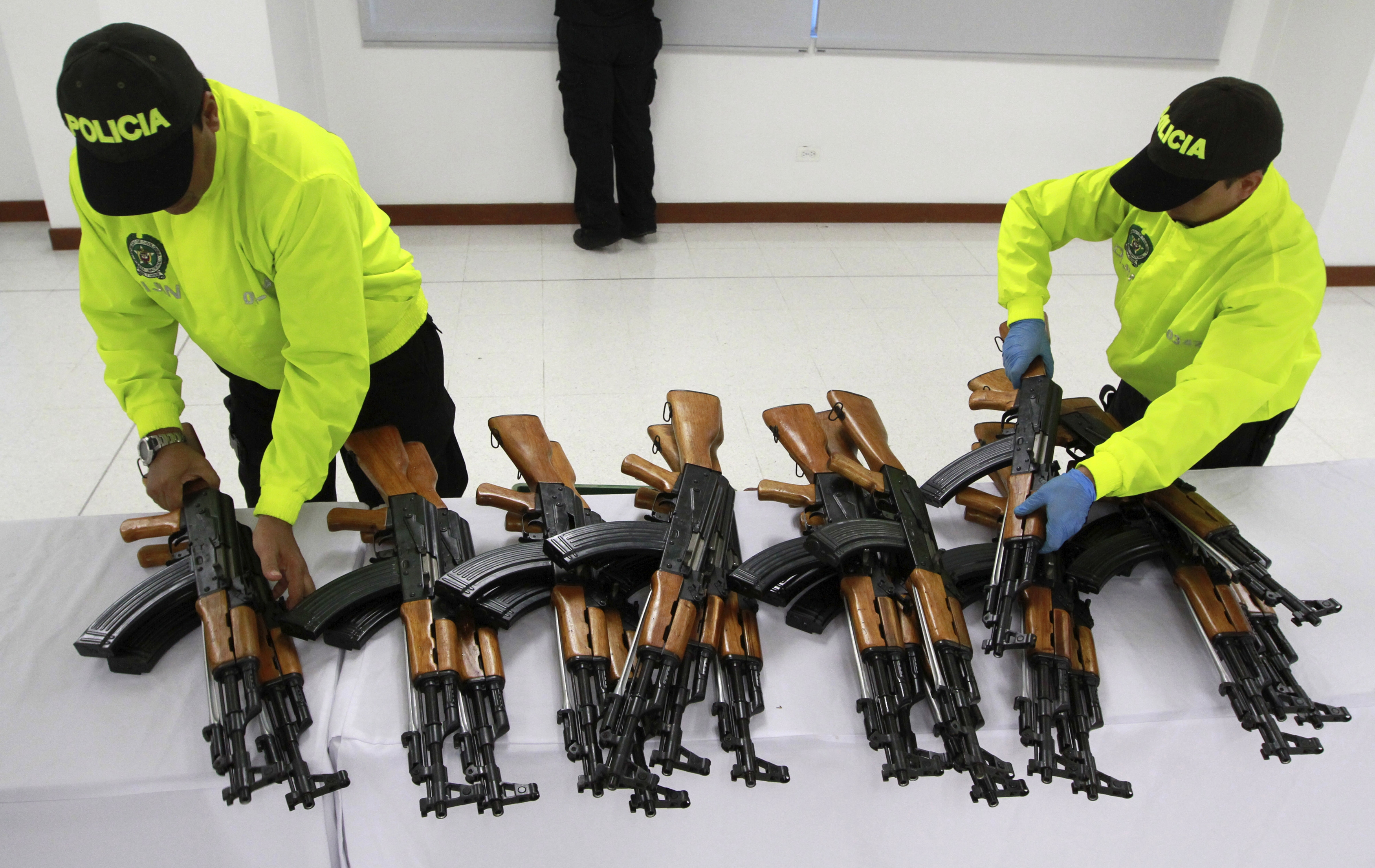La policía de Colombia incautó un cargamento de armas e investiga si el destino era Venezuela