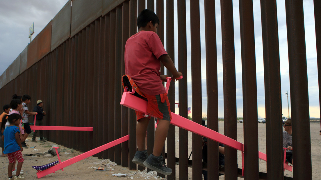 Balancines rosados instalados en el muro entre EEUU y México fueron nombrados como Mejor Diseño del Año