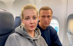 El opositor ruso Navalny partió de regreso a Moscú desde Alemania