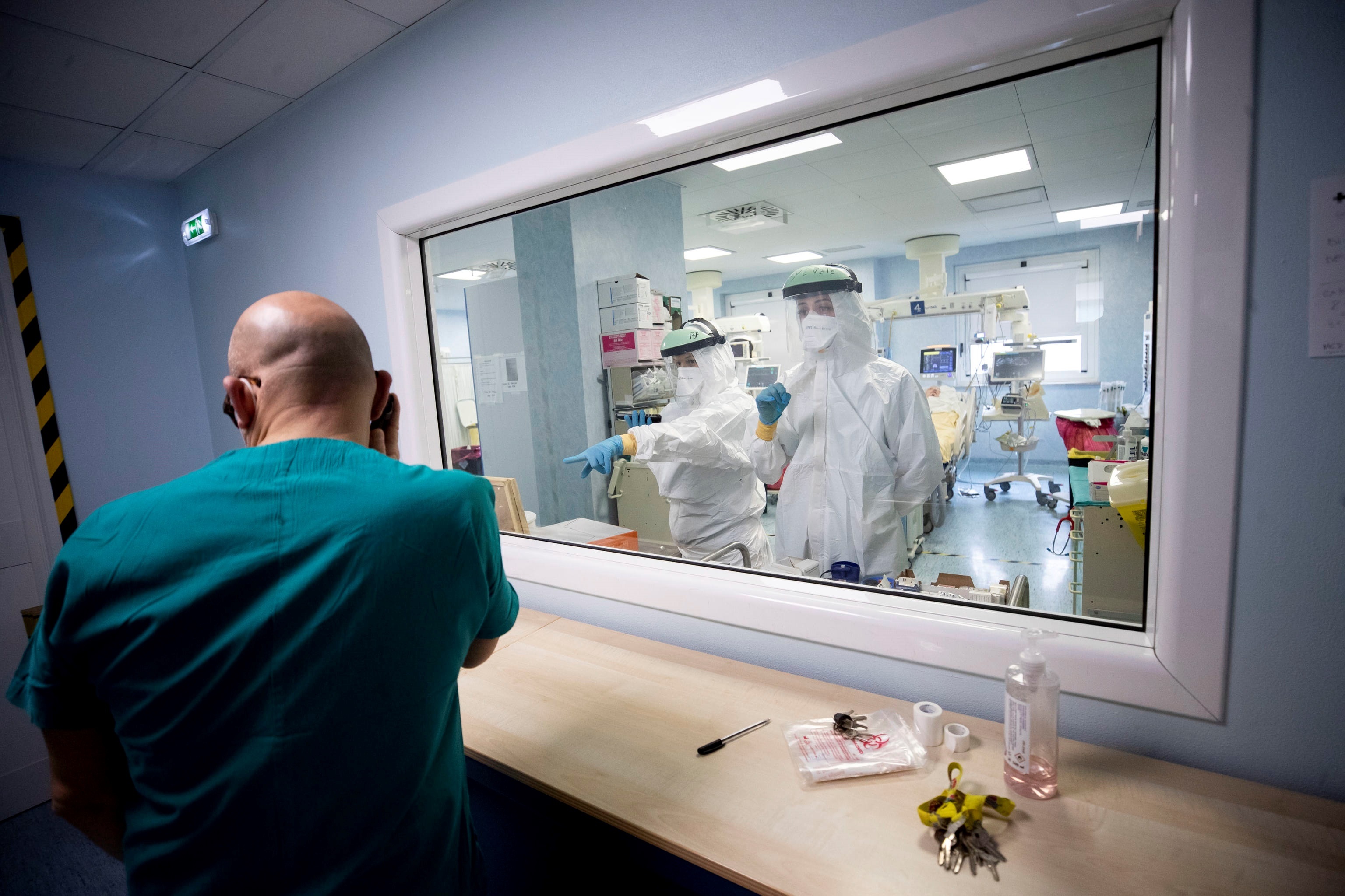 Europa no frena la pandemia mientras sube la tensión por retraso de vacunas