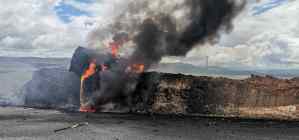 EN FOTOS: Camión cisterna con diesel se volcó e incendió en plena vía de Puerto Ordaz #11Ene