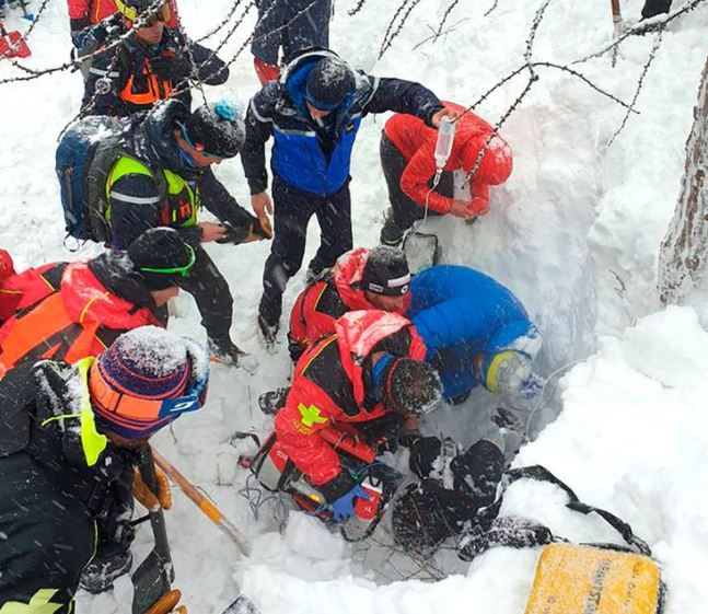 Milagro en los Alpes franceses: Sobrevivió tras quedar sepultado por un alud durante dos horas y media