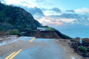 Gran parte de la famosa autopista 1 de California se derrumbó después de la tormenta invernal (Fotos)