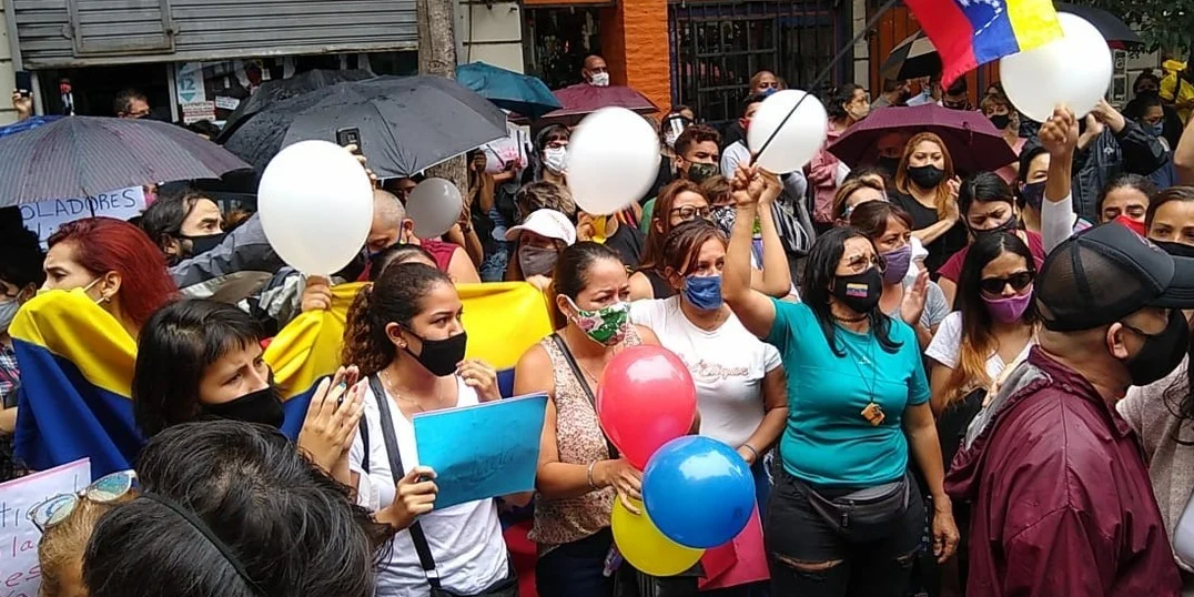 Yo vine a gritar por ella: Lo que dijo la madre de la  venezolana abusada en Argentina en la marcha para exigir justicia