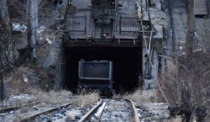 Al menos 12 de los 22 mineros chinos atrapados tras explosión siguen vivos