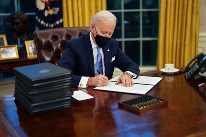 Presidente Joe Biden firmó una orden ejecutiva para fomentar la producción nacional #26Ene (VIDEO)