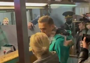 EN VIDEO: Navalny se despidió de su esposa con un beso antes de ser detenido en Moscú