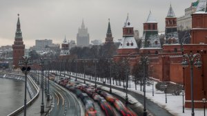 Kremlin aseguró que la causa de tensión en Ucrania es el envío de armas al país