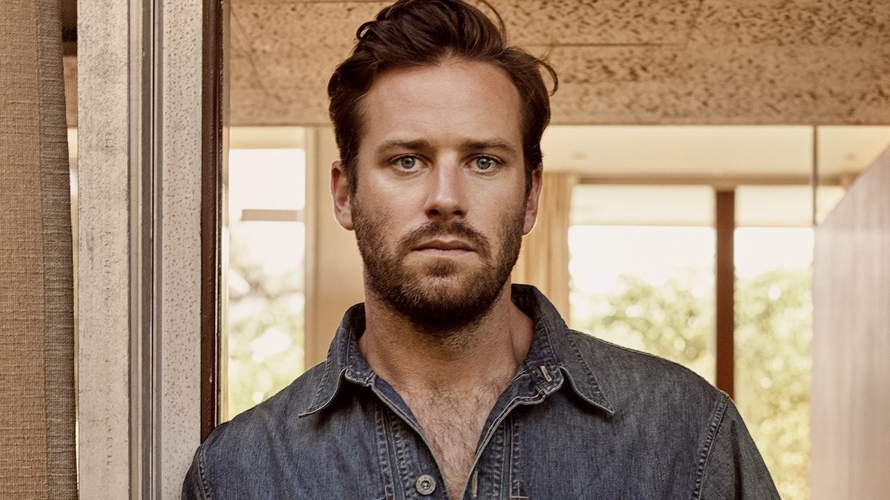 CONFIRMADO: Armie Hammer sí trabaja en un hotel del Caribe después de todo… y está “totalmente arruinado”