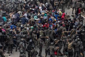 Con palos y gas lacrimógeno: Policía de Guatemala reprime la caravana de migrantes (FOTOS)