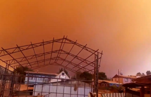 Incendio forestal descontrolado amenaza viviendas en la región chilena de Valparaíso