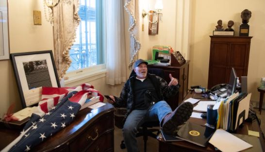 Detuvieron al hombre que irrumpió en el Capitolio y se fotografió en oficina de Pelosi