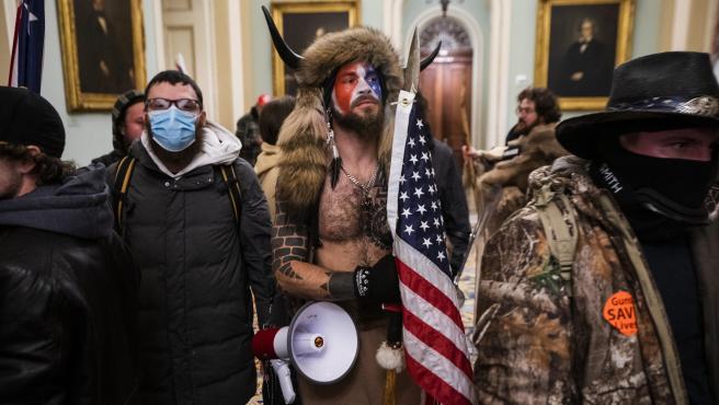 El hombre que irrumpió en el Capitolio disfrazado de bisonte pide a Trump que le conceda el perdón